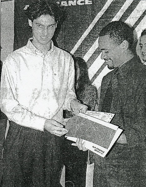 Geoffrey Antonio ( droite) a t rcompens, jeudi soir, des mains du laurat de l'an pass.