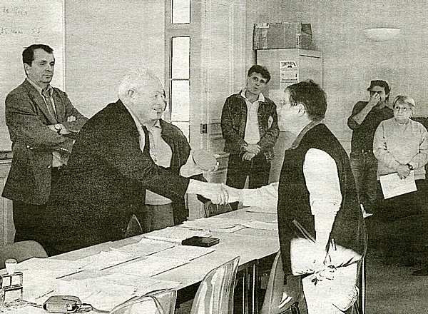 SAMEDI, AU CHATEAU DE LA MOTTE. Le maire, Andr Champault ( gauche), remet le premier prix  Jacqueline Boutillon, laurate 
dans la catgorie amateurs