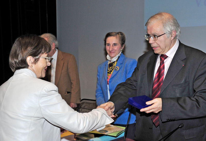 M. Alfred Gisler, haut-fonctionnaire charg de la 
terminologie, remet la mdaille du Mot d'Or  Mme Ghislaine Rivaton, laurate du Mot d'Or d'honneur