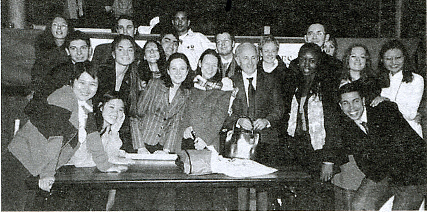 Jean-Marcel LAUGINIE, Prsident de l'APFA, 
au milieu des laurats des Mots d'Or des lves et tudiants, francophones et francophiles, en conomie et 
gestion et en franais des affaires