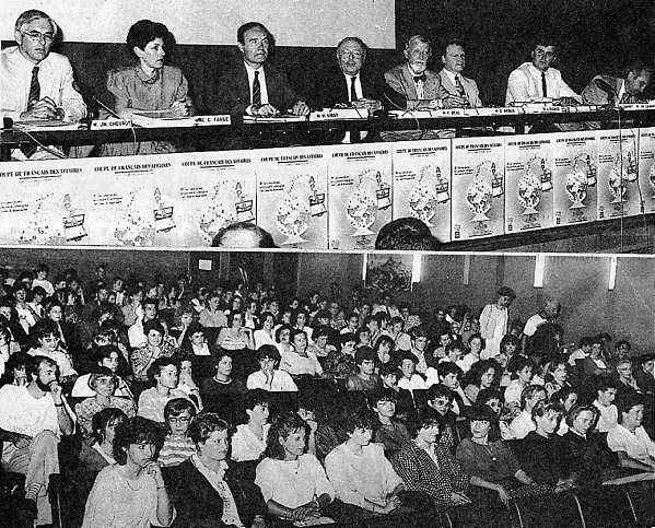 1re photo :  la tribune, de gauche  droite :
M. Chevrot, IPR en conomie et gestion,
Mme Farge, du CIRP,
M. Gibot, directeur rgional des impt,
M. Bal, directeur du CRDP,
M. Bedos, directeur rgional de la concurrence, de la 
consommation et de la rpression des fraudes,
M. Rigaud, dlgu acadmique de l'APFA,
M. Carret d'EDF,
M. Lauginie, prsident de l'APFA.
2me  photo : une vue de l'assistance (professeurs et laurats).